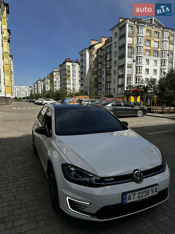 Хэтчбек Volkswagen e-Golf 2020 в 
