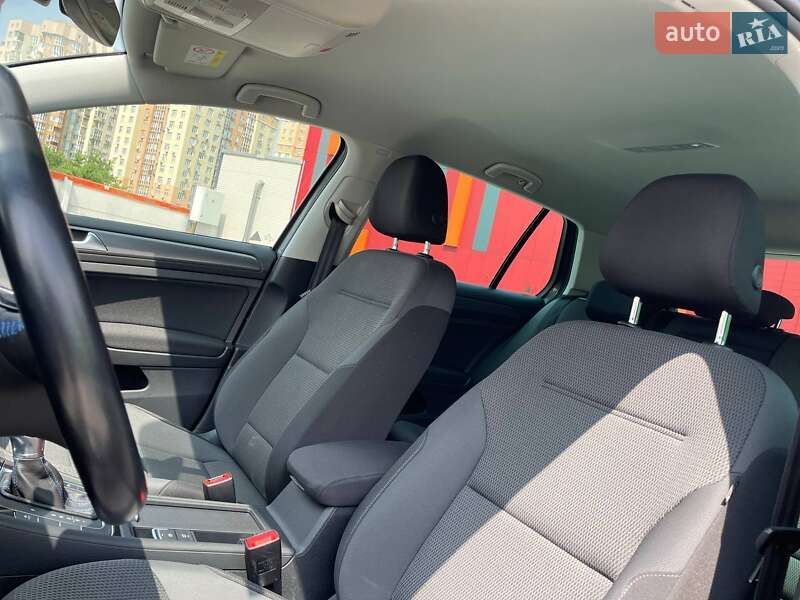 Хэтчбек Volkswagen e-Golf 2019 в Киеве