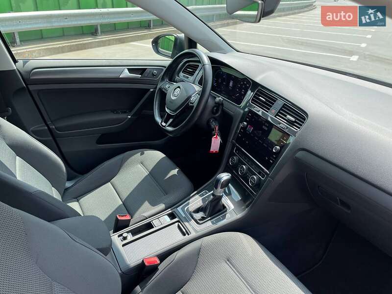 Хэтчбек Volkswagen e-Golf 2019 в Киеве