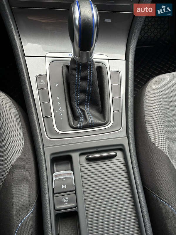 Хэтчбек Volkswagen e-Golf 2015 в Черновцах