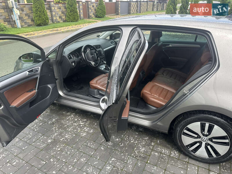 Хетчбек Volkswagen e-Golf 2015 в Києві
