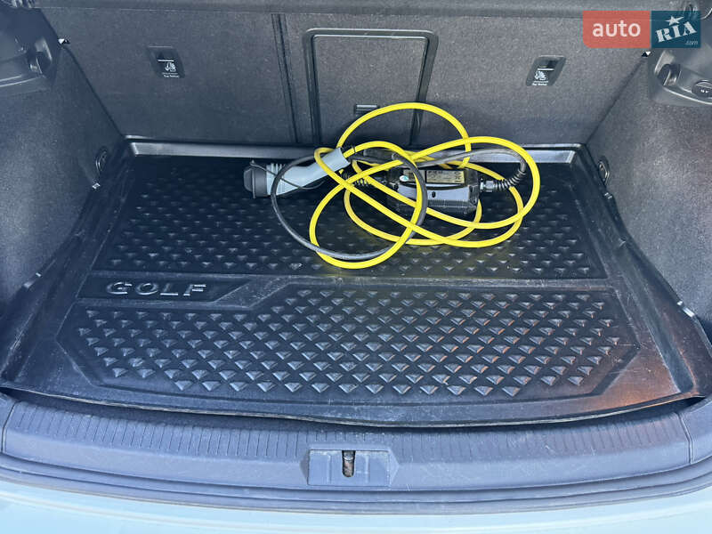 Хетчбек Volkswagen e-Golf 2017 в Рівному