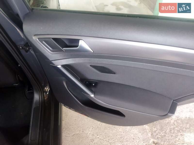 Хетчбек Volkswagen e-Golf 2020 в Комарному