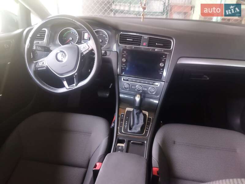 Хетчбек Volkswagen e-Golf 2020 в Комарному