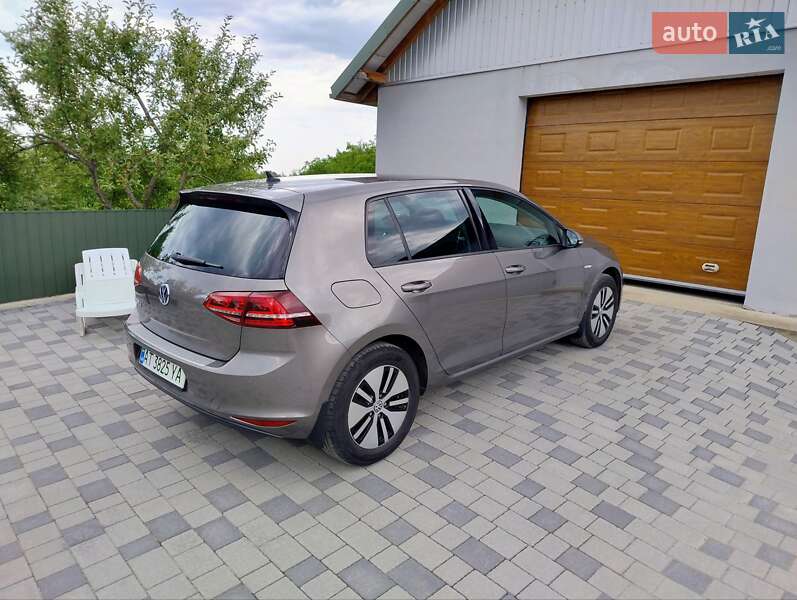 Хэтчбек Volkswagen e-Golf 2015 в Косове