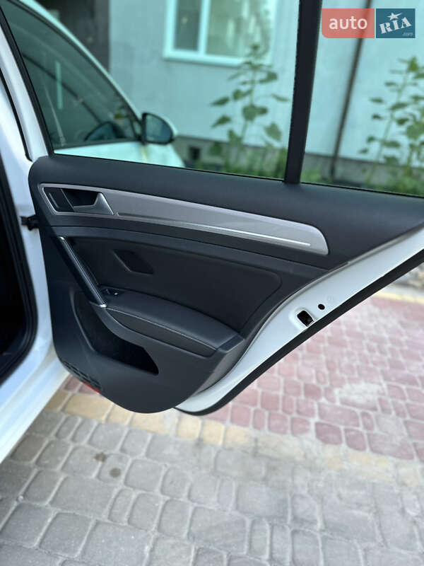 Хетчбек Volkswagen e-Golf 2015 в Шепетівці