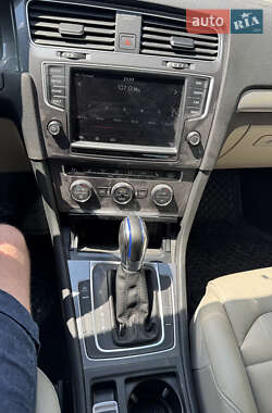 Хэтчбек Volkswagen e-Golf 2015 в 