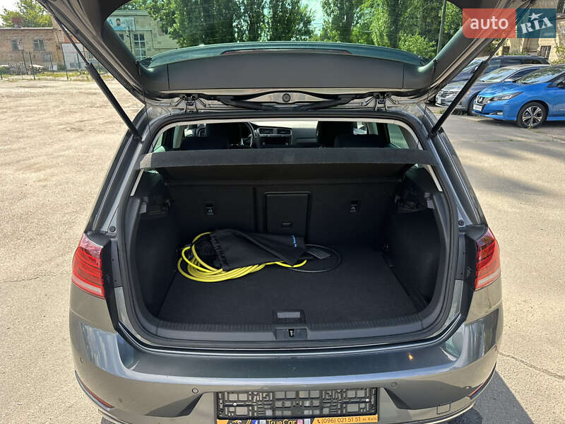 Хэтчбек Volkswagen e-Golf 2019 в Киеве