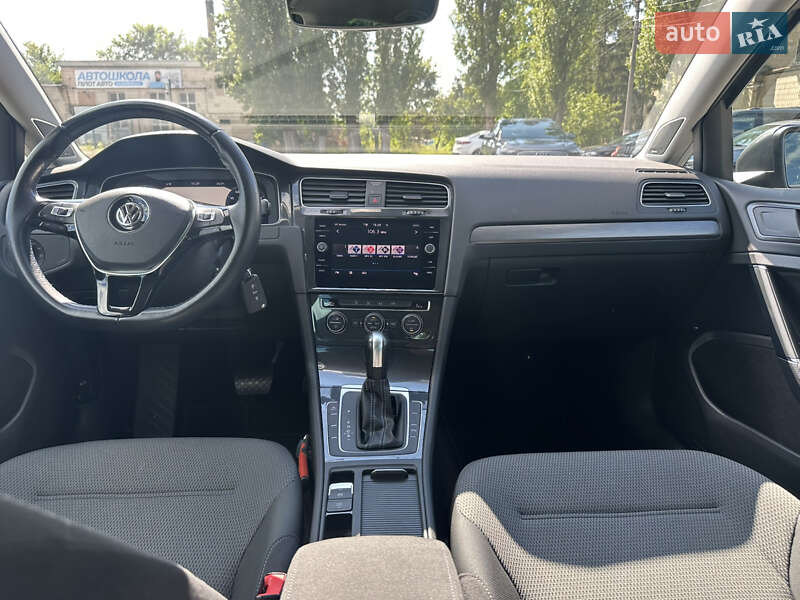 Хэтчбек Volkswagen e-Golf 2019 в Киеве