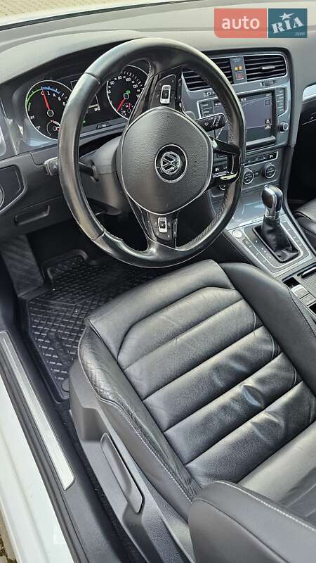 Хэтчбек Volkswagen e-Golf 2015 в Мукачево