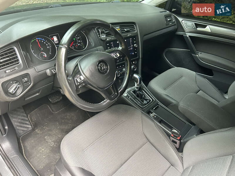 Хэтчбек Volkswagen e-Golf 2017 в Отынии