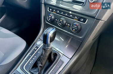 Хэтчбек Volkswagen e-Golf 2015 в 