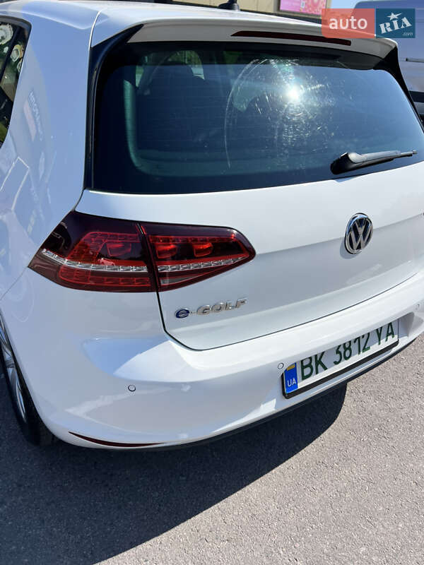 Хетчбек Volkswagen e-Golf 2015 в Рівному