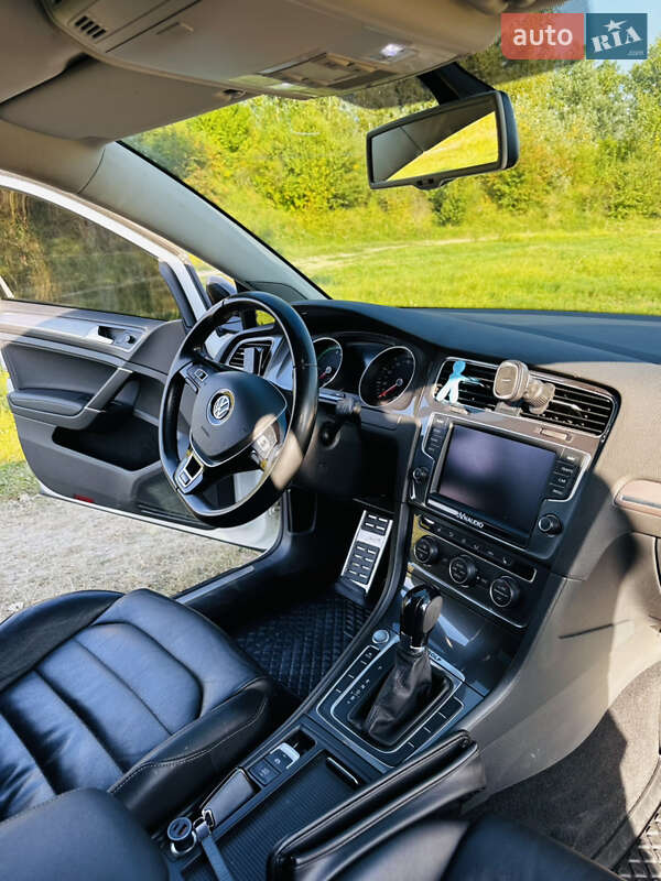 Хетчбек Volkswagen e-Golf 2015 в Чернівцях