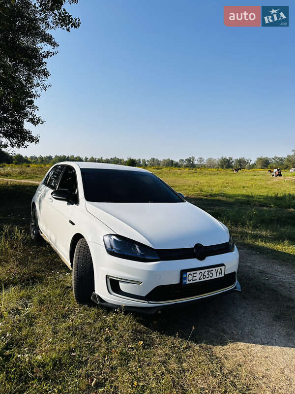 Хетчбек Volkswagen e-Golf 2015 в Чернівцях
