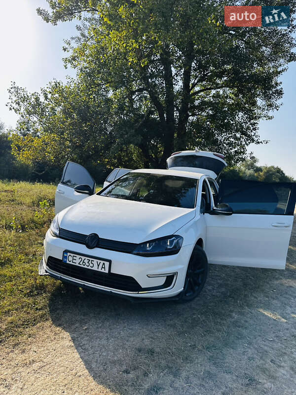 Хетчбек Volkswagen e-Golf 2015 в Чернівцях