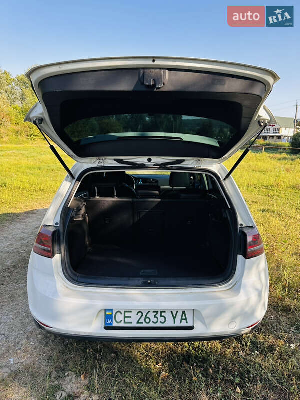 Хетчбек Volkswagen e-Golf 2015 в Чернівцях