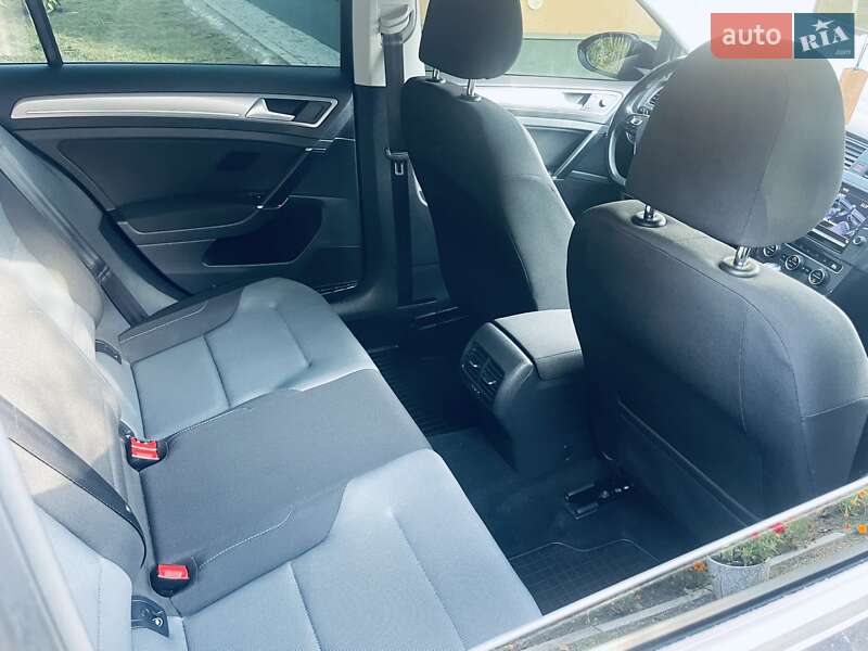 Хэтчбек Volkswagen e-Golf 2014 в Любомле фото 44 Хэтчбек Volkswagen e-Golf 2014 в Любомле