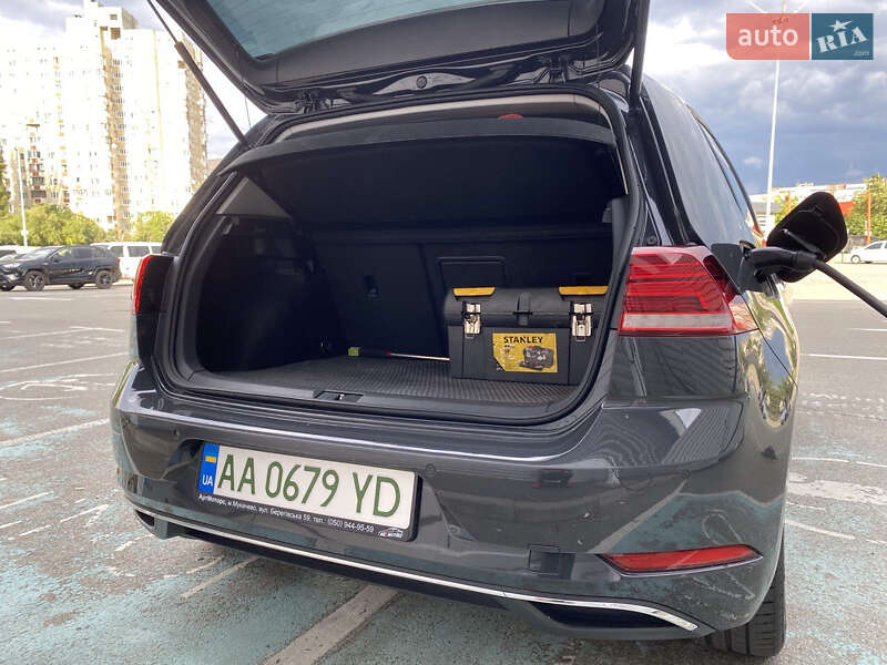 Хэтчбек Volkswagen e-Golf 2018 в Киеве