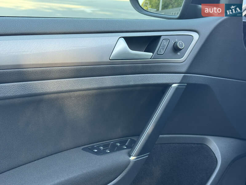 Хэтчбек Volkswagen e-Golf 2015 в Каменец-Подольском