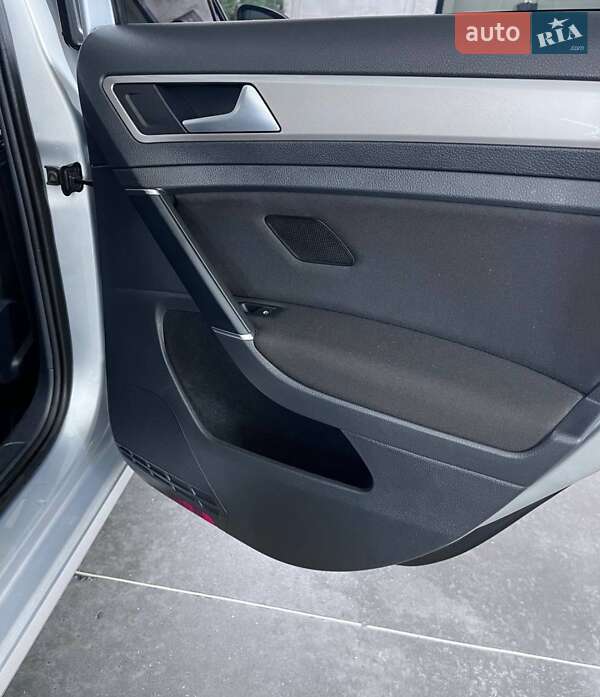 Хэтчбек Volkswagen e-Golf 2015 в Рогатине