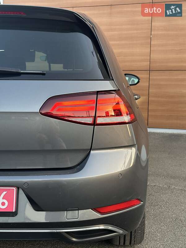 Хэтчбек Volkswagen e-Golf 2018 в Киеве