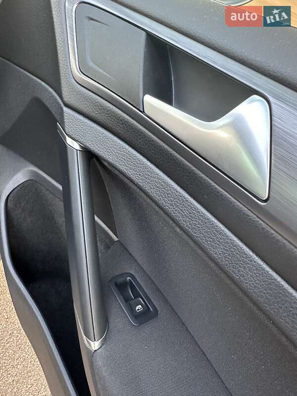 Хэтчбек Volkswagen e-Golf 2018 в Киеве