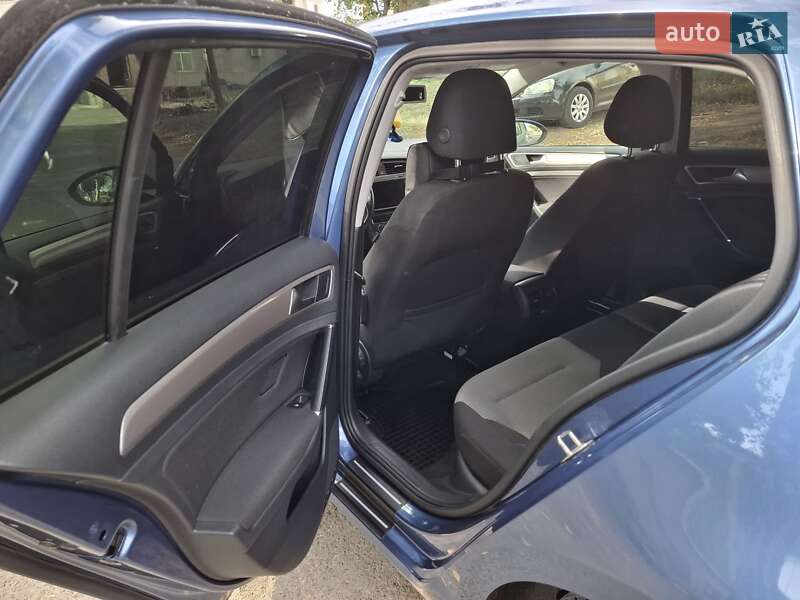 Хетчбек Volkswagen e-Golf 2014 в Чечельнику