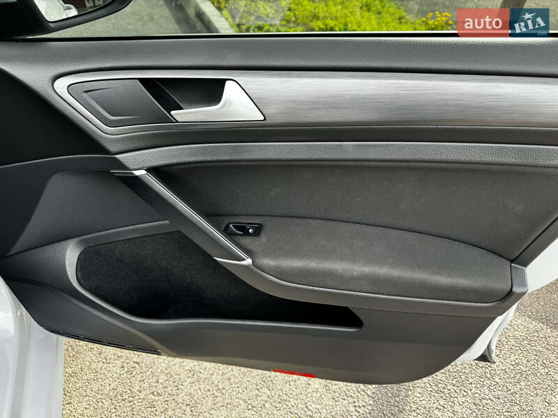 Хетчбек Volkswagen e-Golf 2017 в Миронівці