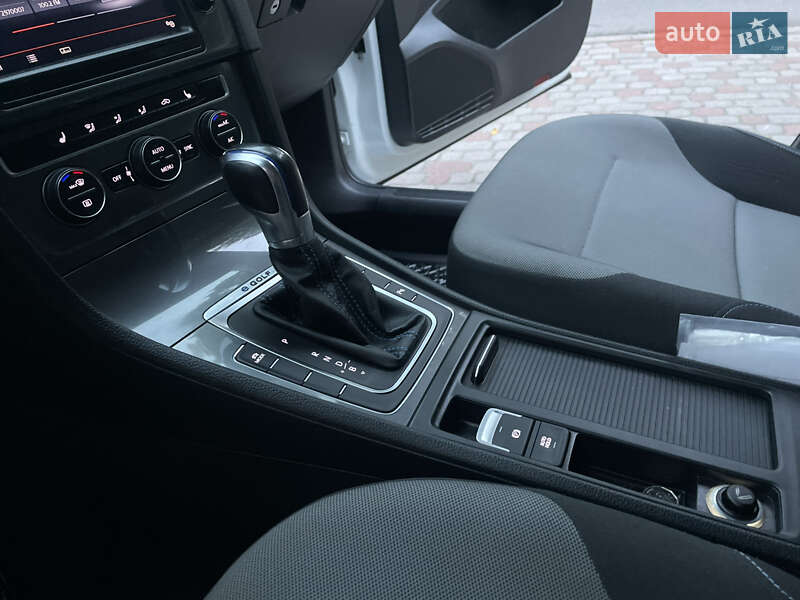 Хетчбек Volkswagen e-Golf 2015 в Львові фото 49 Хетчбек Volkswagen e-Golf 2015 в Львові