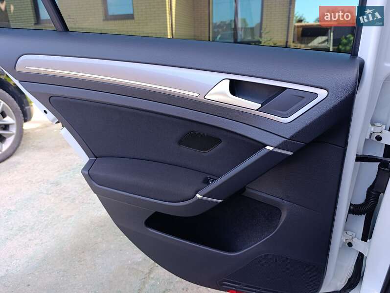 Хэтчбек Volkswagen e-Golf 2014 в Виннице