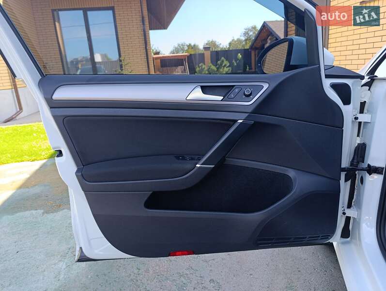 Хэтчбек Volkswagen e-Golf 2014 в Виннице