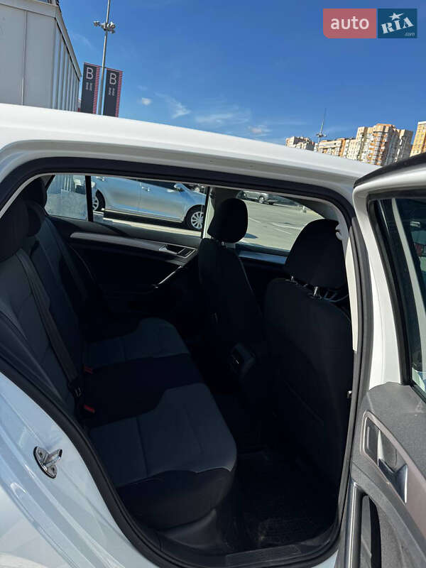 Хэтчбек Volkswagen e-Golf 2016 в Киеве