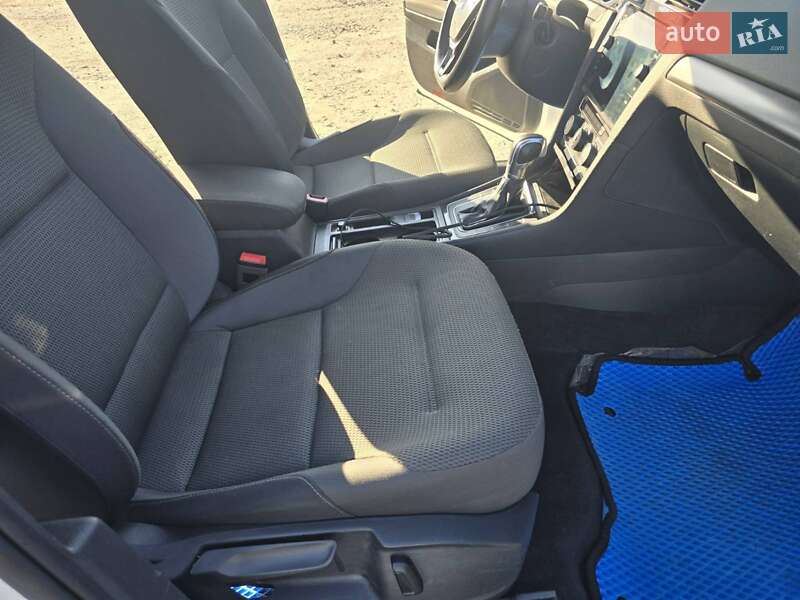 Хэтчбек Volkswagen e-Golf 2017 в Ксаверовке фото 15 Хэтчбек Volkswagen e-Golf 2017 в Ксаверовке