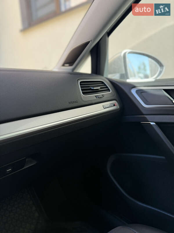 Хэтчбек Volkswagen e-Golf 2015 в Луцке фото 13 Хэтчбек Volkswagen e-Golf 2015 в Луцке