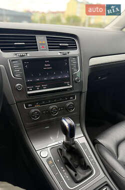 Хэтчбек Volkswagen e-Golf 2014 в 