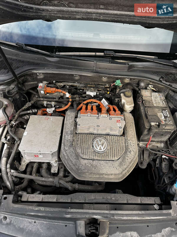 Хэтчбек Volkswagen e-Golf 2016 в Львове фото 13 Хэтчбек Volkswagen e-Golf 2016 в Львове