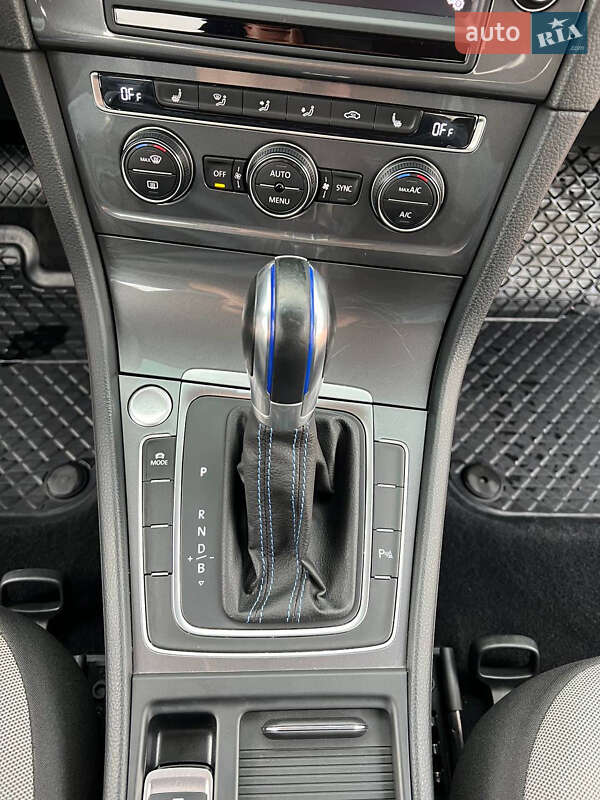 Хэтчбек Volkswagen e-Golf 2015 в Ровно