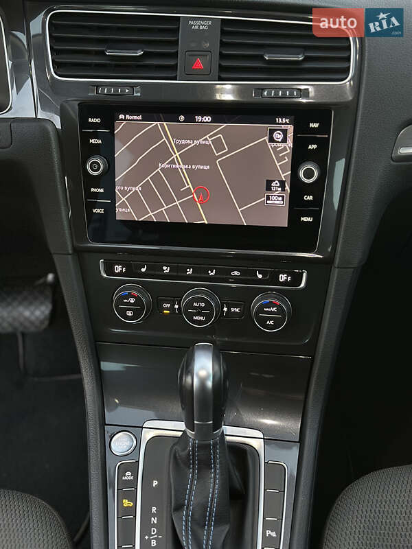 Хетчбек Volkswagen e-Golf 2019 в Ужгороді