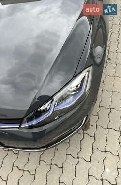 Хетчбек Volkswagen e-Golf 2020 в  фото 26 Хетчбек Volkswagen e-Golf 2020 в