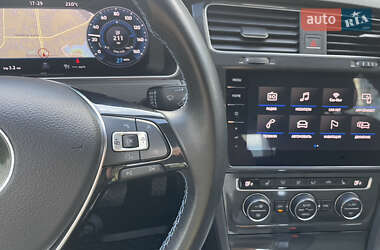 Хэтчбек Volkswagen e-Golf 2017 в 