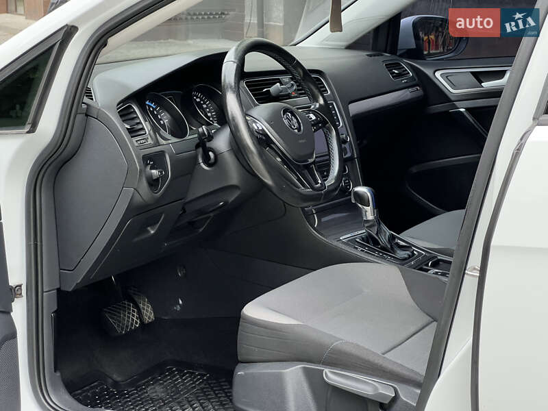 Хетчбек Volkswagen e-Golf 2015 в Івано-Франківську