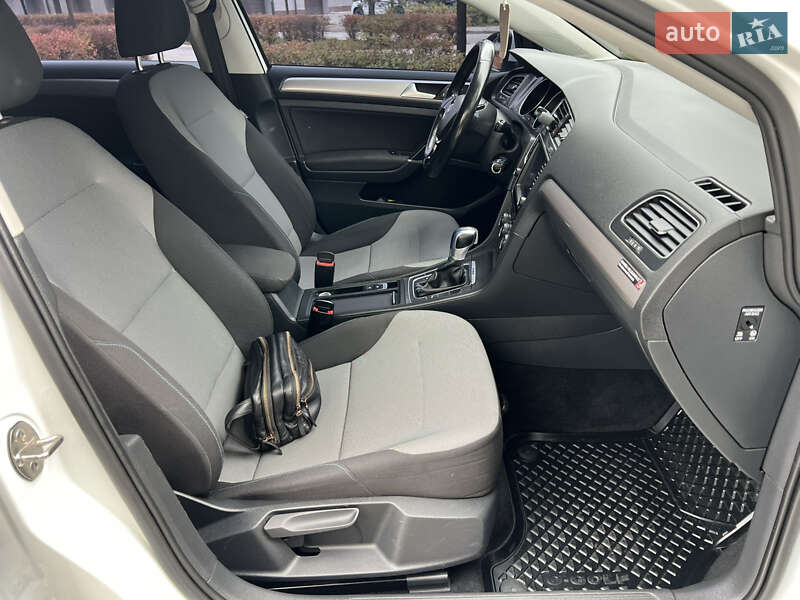 Хетчбек Volkswagen e-Golf 2015 в Івано-Франківську