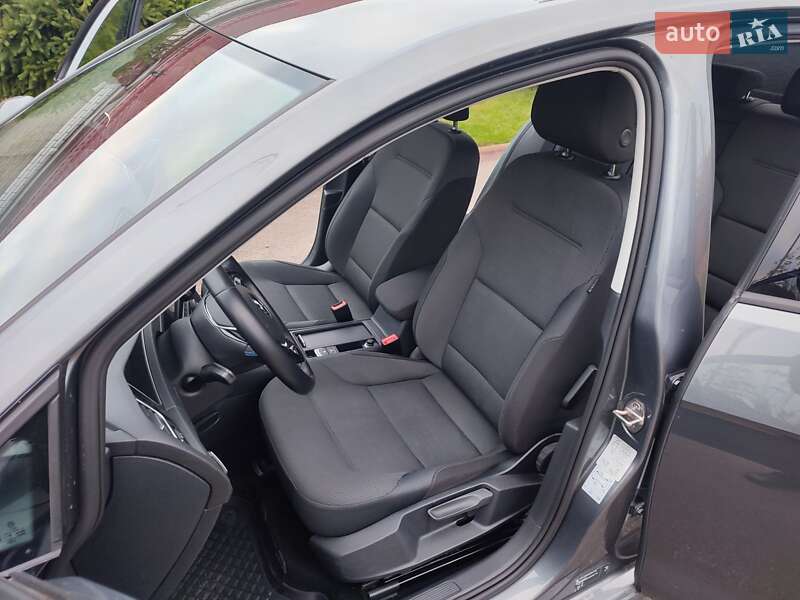 Хэтчбек Volkswagen e-Golf 2018 в Киеве