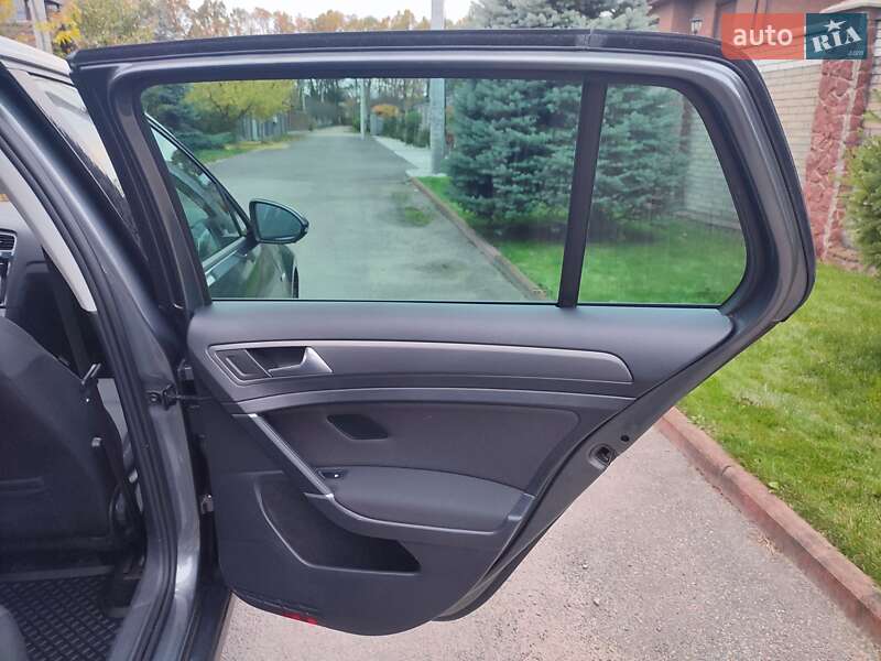 Хэтчбек Volkswagen e-Golf 2018 в Киеве