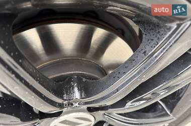 Хэтчбек Volkswagen e-Golf 2017 в 