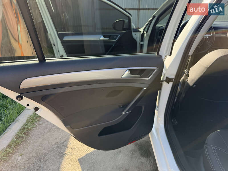 Хетчбек Volkswagen e-Golf 2017 в Дніпрі