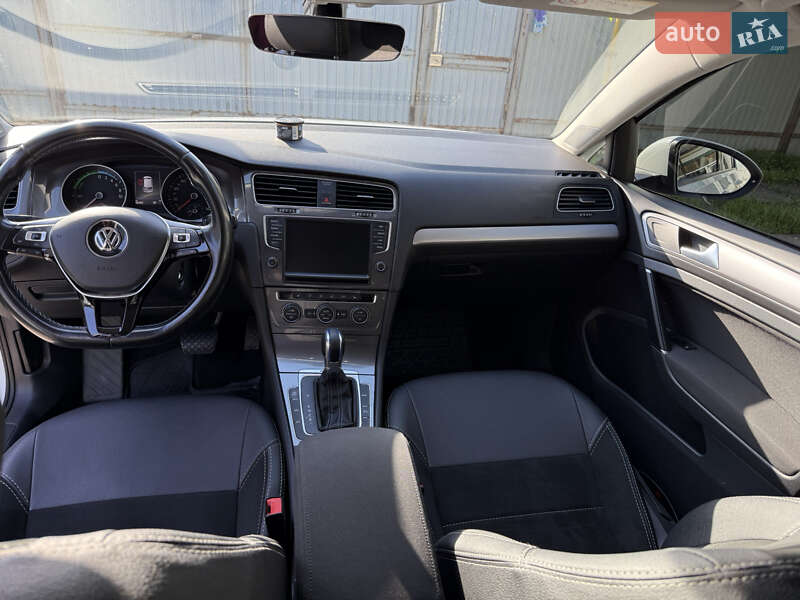 Хетчбек Volkswagen e-Golf 2017 в Дніпрі