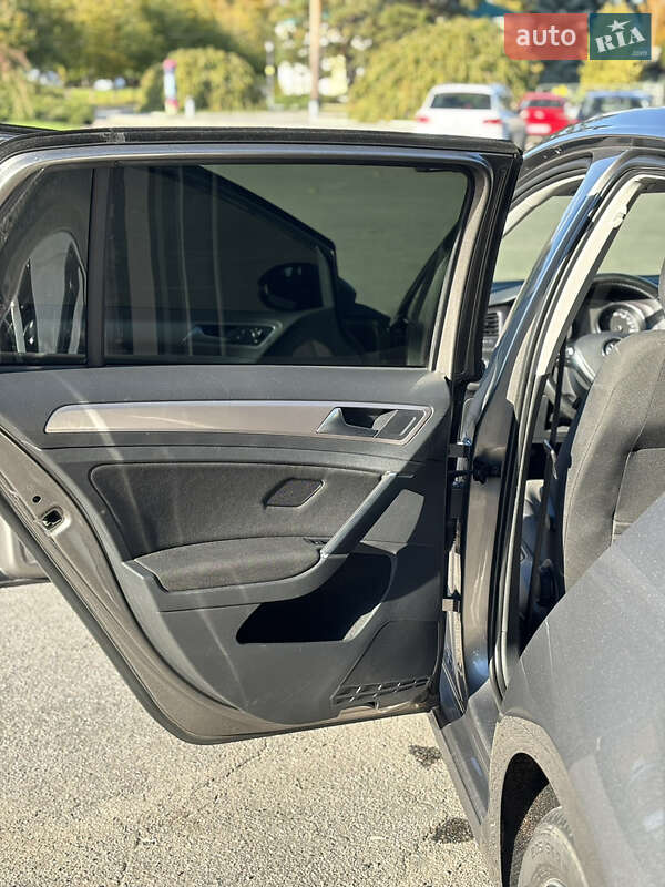 Хетчбек Volkswagen e-Golf 2014 в Умані