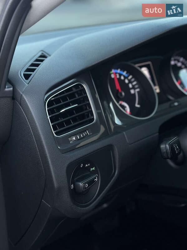 Хэтчбек Volkswagen e-Golf 2016 в Самборе фото 14 Хэтчбек Volkswagen e-Golf 2016 в Самборе